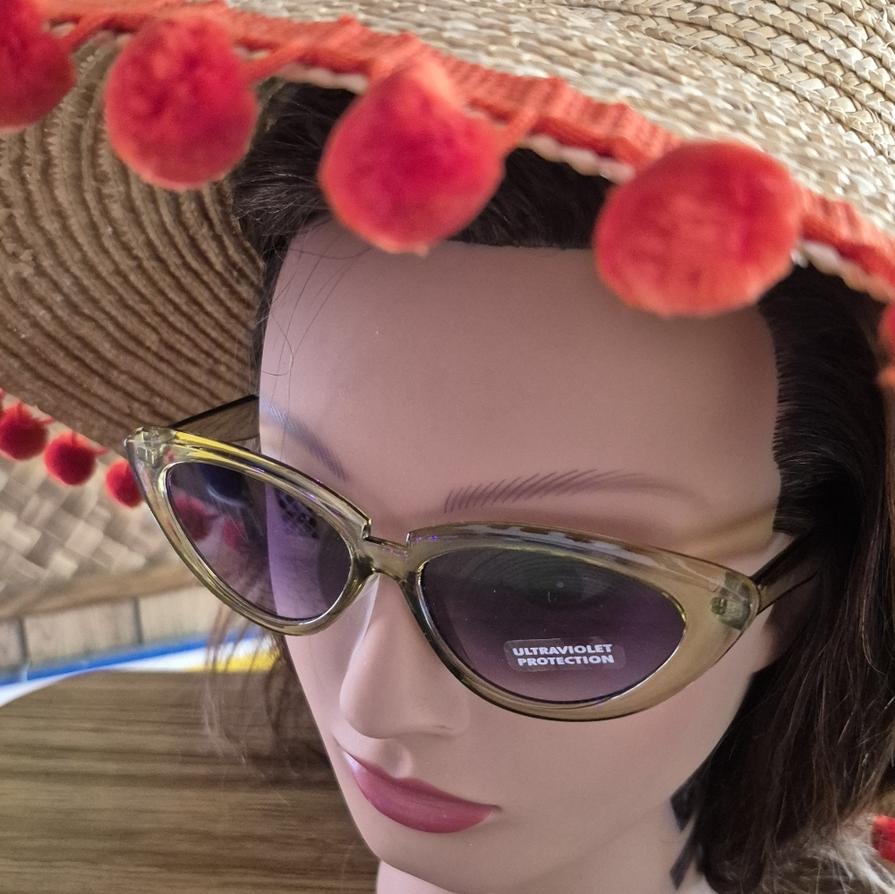 Translucent green retro cat eye sunglasses - Picture 2 of 5